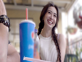 ロスでナンパしたやわ巨乳のインテリ女子大生を強引に口説いて勝手にAVデビュー クロエ(24) サンプル動画サムネイル